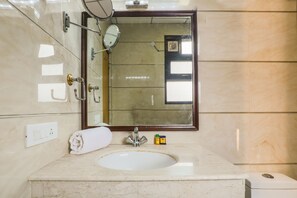 Deluxe Room | Bathroom | Shower, rainfall showerhead, free toiletries, towels
