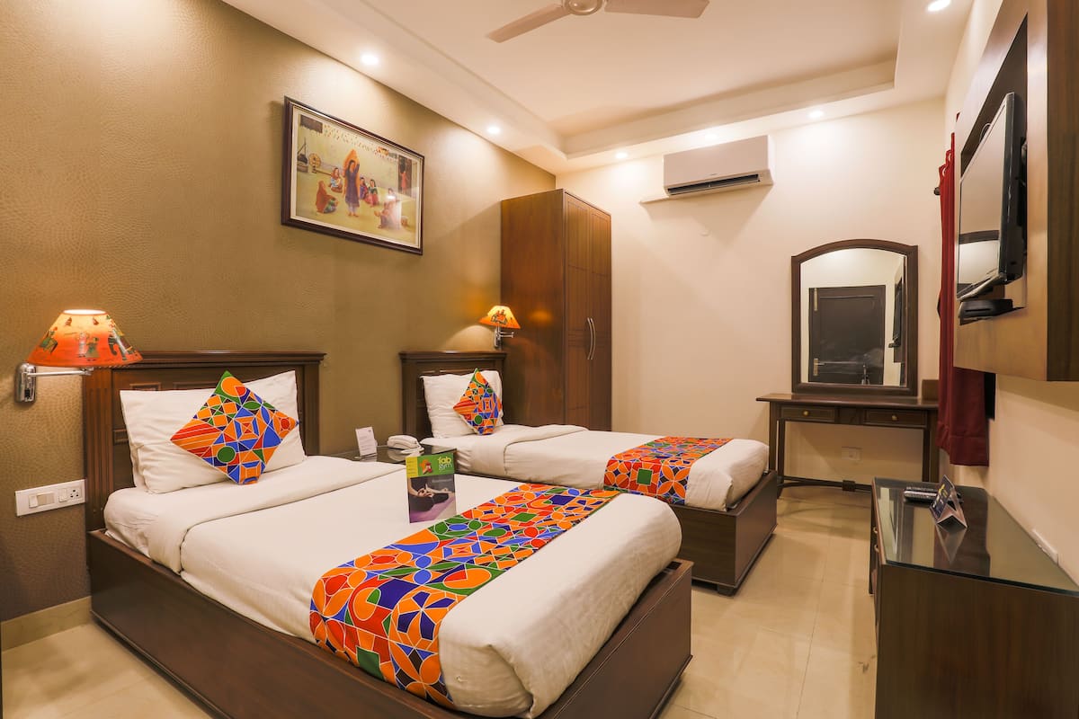 Deluxe Room | Desk, rollaway beds, free WiFi, bed sheets