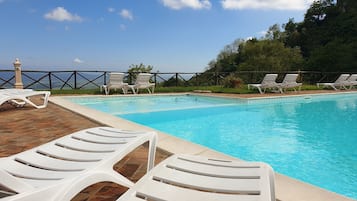 Piscina externa sazonal, guarda-sóis, espreguiçadeiras
