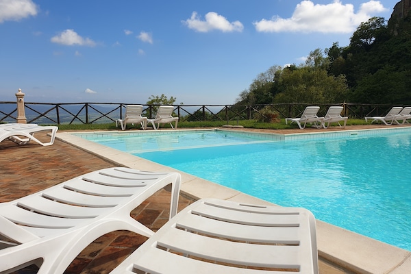 Piscina stagionale all'aperto, ombrelloni da piscina, lettini