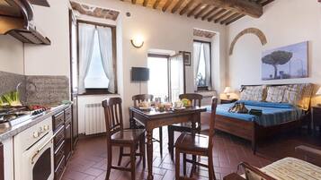 Studio | Desk, soundproofing, iron/ironing board, free WiFi