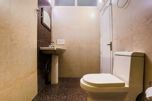 Habitación Premium | Baño | Ducha, artículos de higiene personal gratuitos y toallas