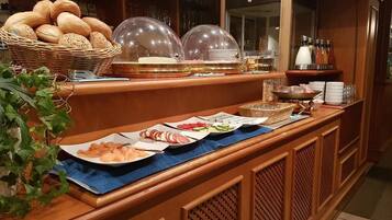 Free daily buffet breakfast