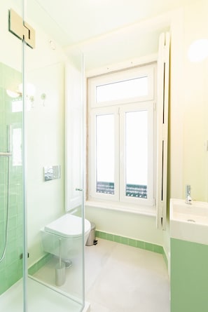 Doccia, asciugacapelli, asciugamani, sapone