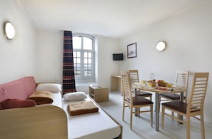 32-inch flat-screen TV with digital channels, TV - Vacancéole - Les Demeures Champenoises (Epernay)