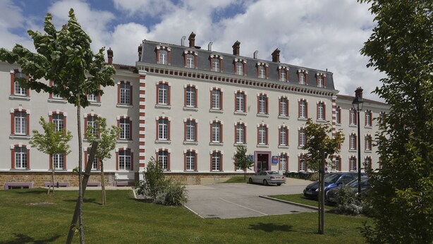 A large, historic building with multiple windows and a central entrance. - Vacancéole - Les Demeures Champenoises (Epernay)