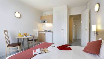 Køleskab, mikrobølgeovn, kogeplade, kaffe-/temaskine