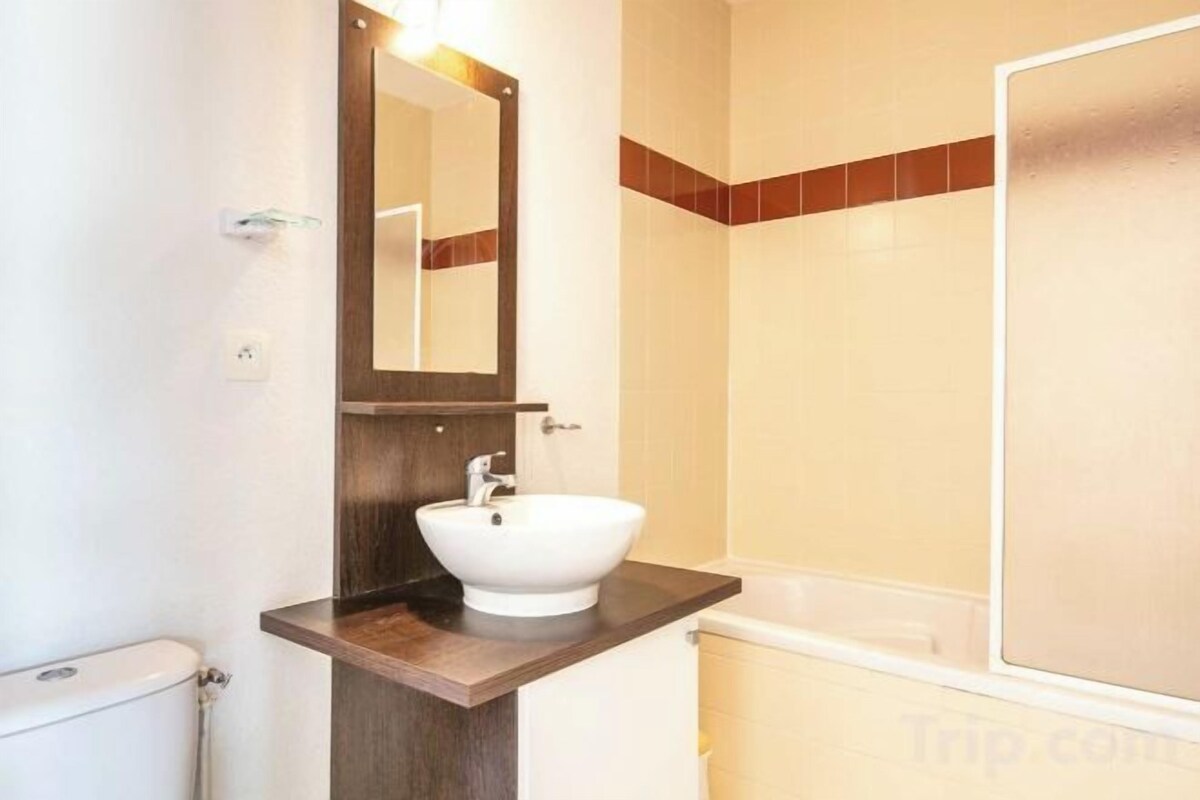 Bathtub, towels