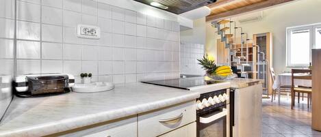 Fridge, oven, stovetop, dishwasher