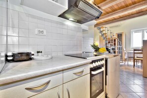 ثلاجة، فرن، موقد طهي مسطح، غسالة أطباق