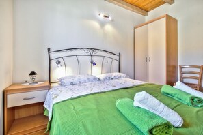 2 عدّة غرف نوم وواي فاي وملاءات أسرّة