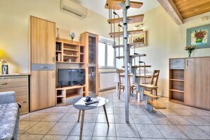 TV - A 1 bedroom + gallery bedroom apartment with terrace and private parking - Lana1 (Petrovija)