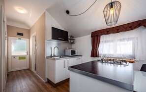 Geladeira, micro-ondas, cooktop, lava-louças