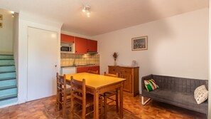 Fridge, microwave, stovetop, cookware/dishes/utensils - Vacancéole - Résidence Les Gorges Rouges (Guillaumes)