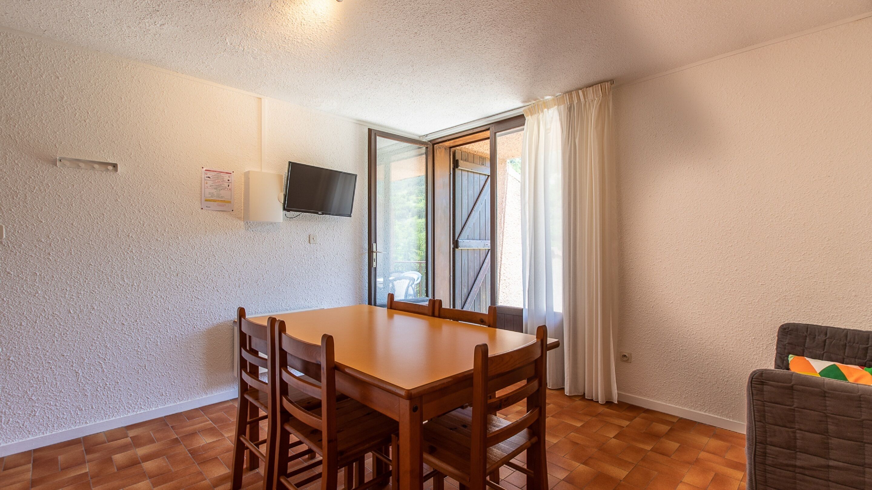 Télévision à écran plat, table de tennis de table