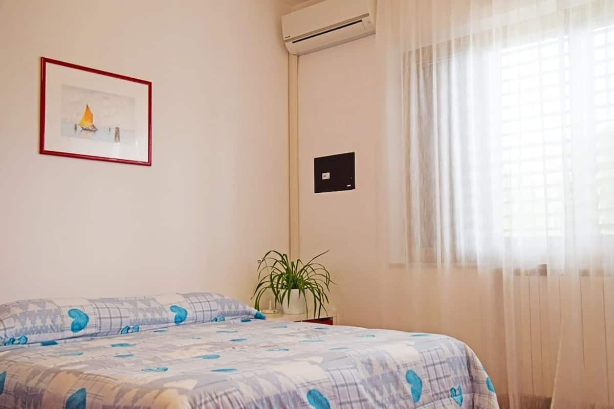 Kamer, 1 twee- of 2 eenpersoonsbedden, privébadkamer (external) | Donzen dekbedden, een kluis op de kamer, een bureau