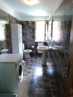 Een douche, een haardroger, een bidet, handdoeken