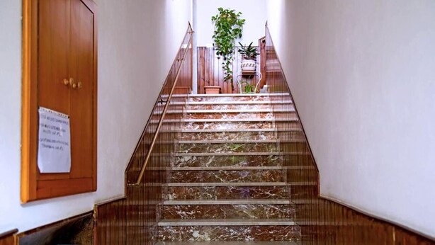 A staircase with wooden handrails and a sign on the wall. - Pergusa Lake Home (Enna)