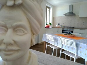 Großer Kühlschrank, Mikrowelle, Ofen, Herdplatte