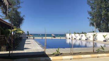 Hồ bơi ngoài trời