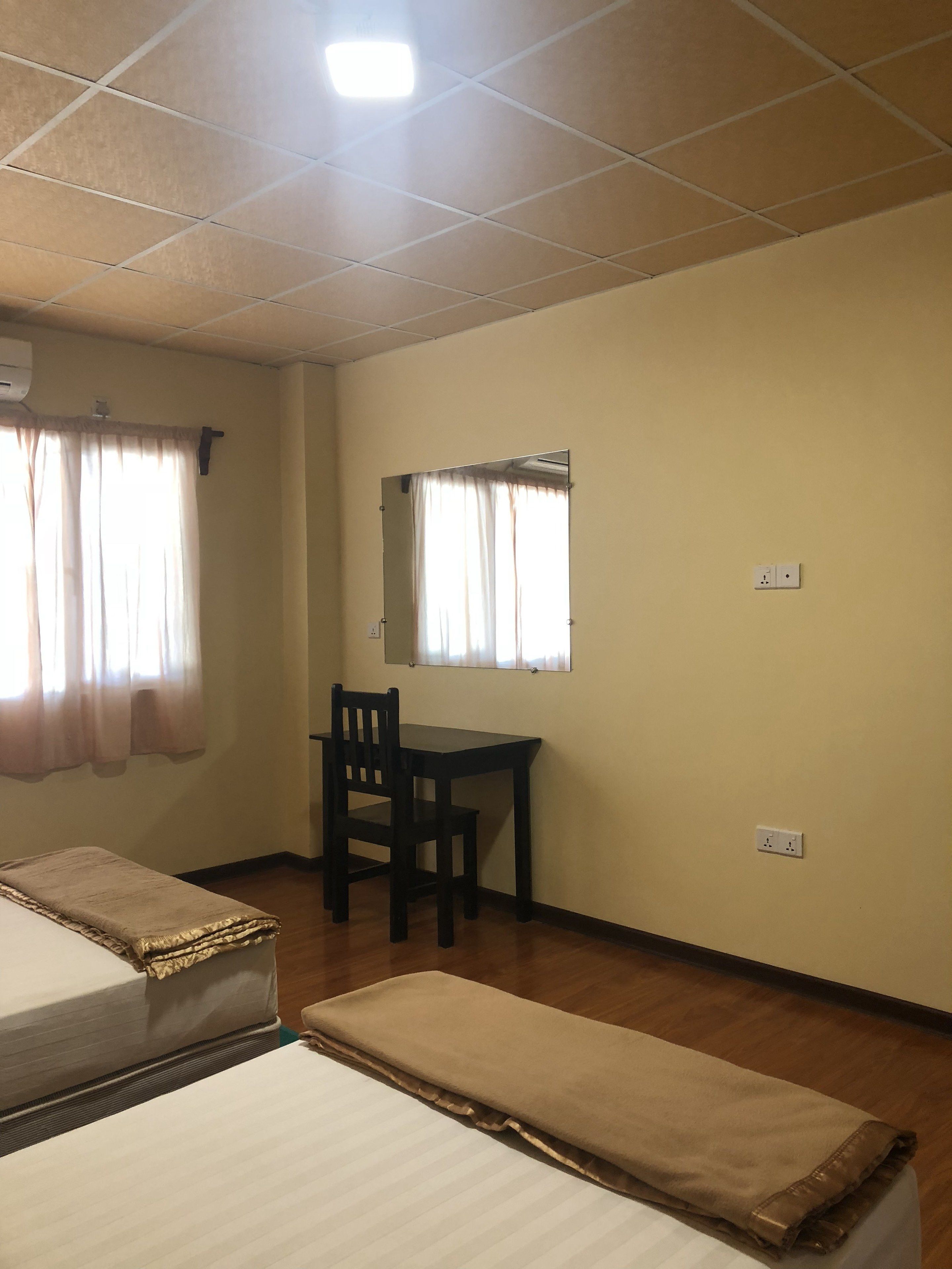 Bureau, rideaux occultants, draps fournis