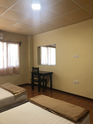 Bureau, rideaux occultants, draps fournis