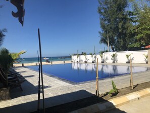 A swimming pool with a view of the beach and ocean. - Diamond Residence (Gyeiktaw)