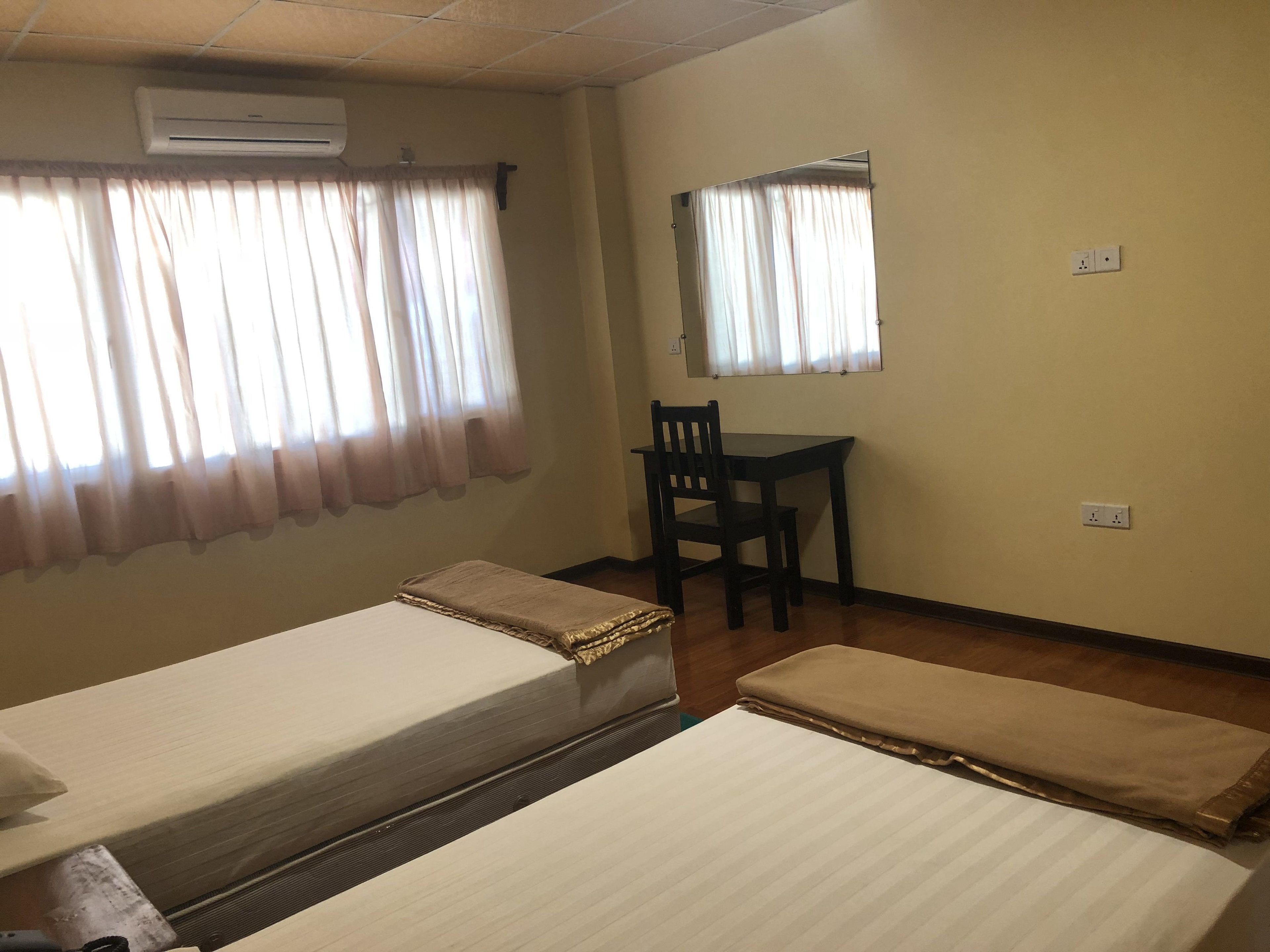 Escritorio, cortinas blackout y ropa de cama 