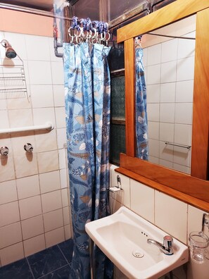 Single Room, 1 Twin Bed, Private Bathroom | Bathroom | Shower, free toiletries, towels - Hospedaje La Nuit (Cusco)