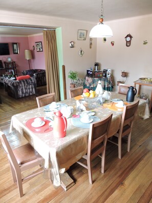 Daily continental breakfast (USD 4 per person) - Hospedaje La Nuit (Cusco)