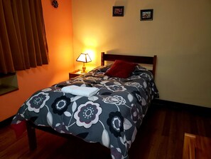 Desk, free WiFi, bed sheets - Hospedaje La Nuit (Cusco)