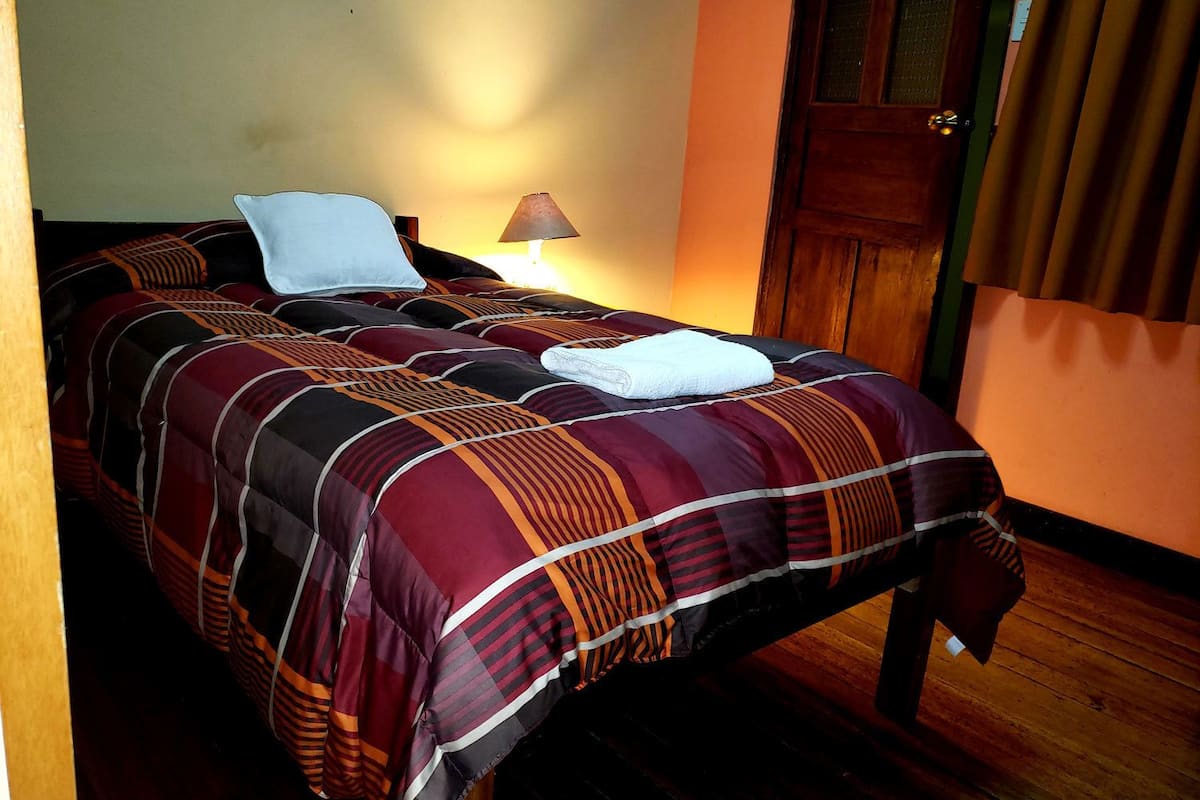 Habitación individual, 1 cama individual, baño privado | Escritorio, wifi gratis y ropa de cama