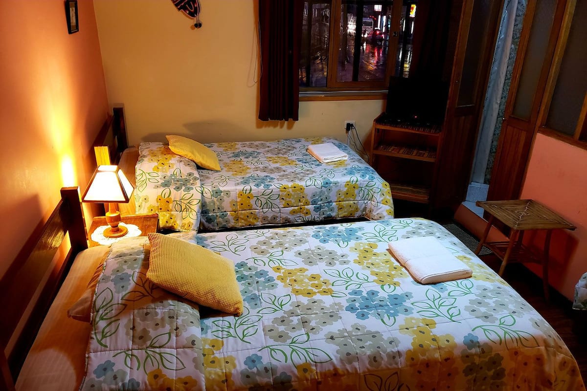 Habitación triple, baño privado | Escritorio, wifi gratis y ropa de cama
