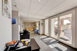 Desayuno continental diario (EUR 8 por persona)