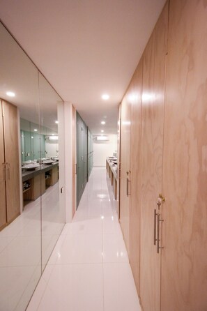 Regadera, amenidades de baño gratuitas, toallas