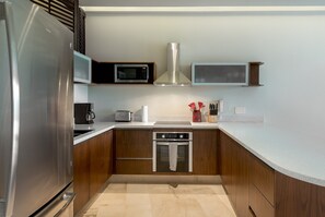Apartment | Private kitchen | Fridge, oven, stovetop, coffee/tea maker - Miranda Condos by Happy Address (Playa del Carmen)