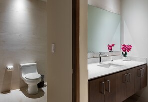 Apartment | Bathroom | Shower, free toiletries, hair dryer, towels - Miranda Condos by Happy Address (Playa del Carmen)
