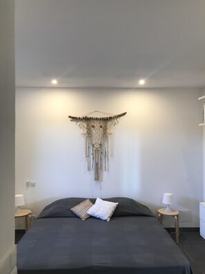 6 chambres, fer et planche à repasser