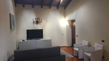 Chambre Quadruple | Coin séjour | Télévision à écran plat