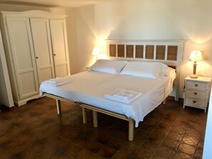 Standard Double Room | Desk, blackout drapes, rollaway beds, free WiFi - Hotel Su Meriagu (Quartu Sant'Elena)