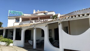 A hotel with a sign reading "HOTEL" and "su meriaol". - Hotel Su Meriagu (Quartu Sant'Elena)