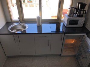 Réfrigérateur, micro-ondes, plaque de cuisson, cafetiÚre/bouilloire