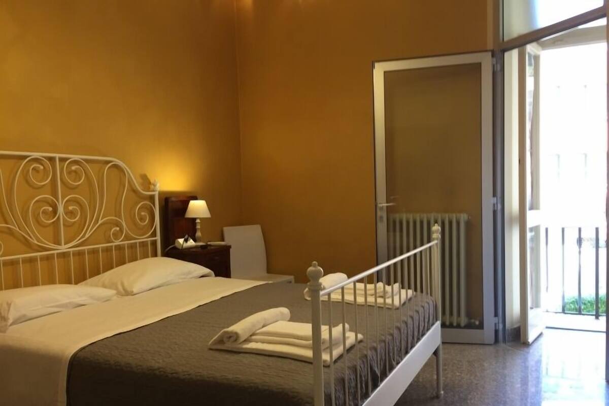 Room, 1 Double Bed, Non Smoking, Shared Bathroom | Free WiFi, bed sheets