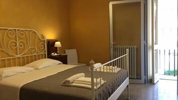 Chambre, 1 lit double, non-fumeurs, salle de bains commune | Wi-Fi gratuit, draps fournis