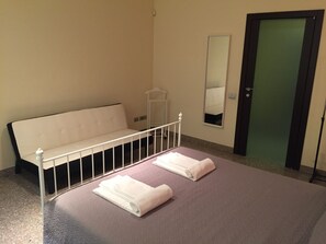 Triple Room, Multiple Beds, Non Smoking, Shared Bathroom | Free WiFi, bed sheets - Bergamo Center Rooms (Bergamo)