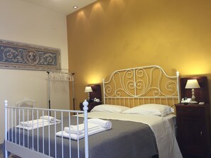 Room, 1 Double Bed, Non Smoking, Shared Bathroom | Free WiFi, bed sheets