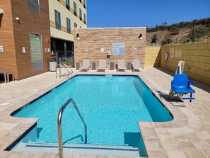 Outdoor pool - Fairfield Inn & Suites by Marriott Moorpark Ventura County (Moorpark)
