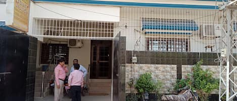 Pintu masuk properti