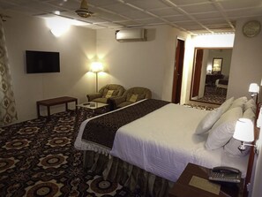 Quarto solteiro standard | Cofres nos quartos, Wi-Fi de cortesia, roupa de cama