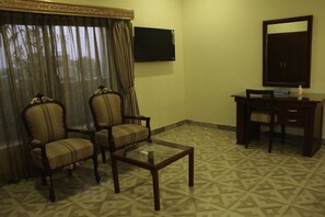 ห้องเอ็กเซกคิวทีฟซิงเกิล | บริเวณนั่งเล่น | ทีวีจอแอลซีดี 32 นิ้ว พร้อมช่องเคเบิล, ทีวี